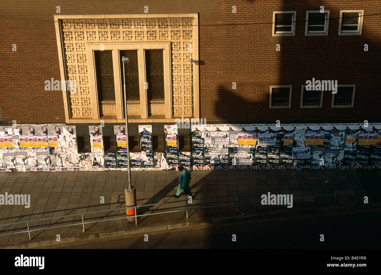 Architektur des Gebäudes und Plakate in Südafrika. Stockfoto