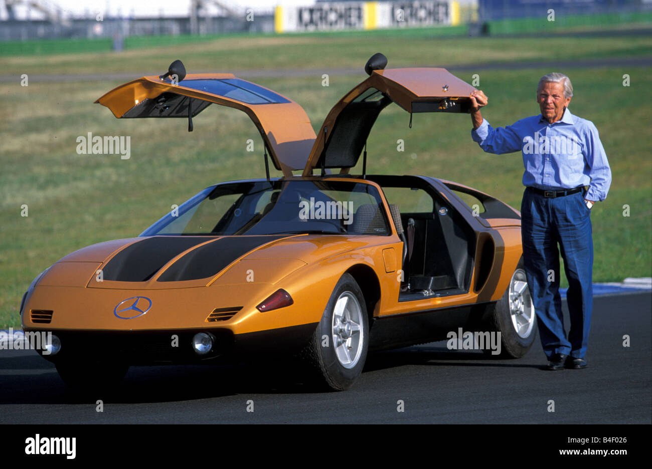 Auto Mercedes C 111 2 Oldtimer Oldtimer Baujahr 1970 Sportwagen Coupe Coupe Orange Schwarz Stehend Schrag Vorne Stockfotografie Alamy