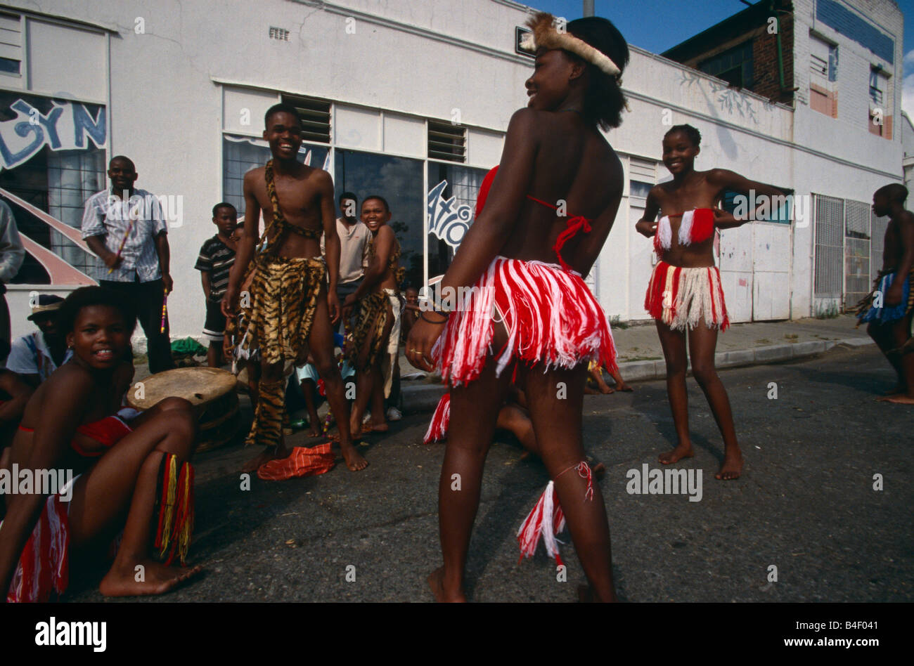 Ethnischen Stamm durchführen auf Straßen, Johannesburg, Südafrika Stockfoto