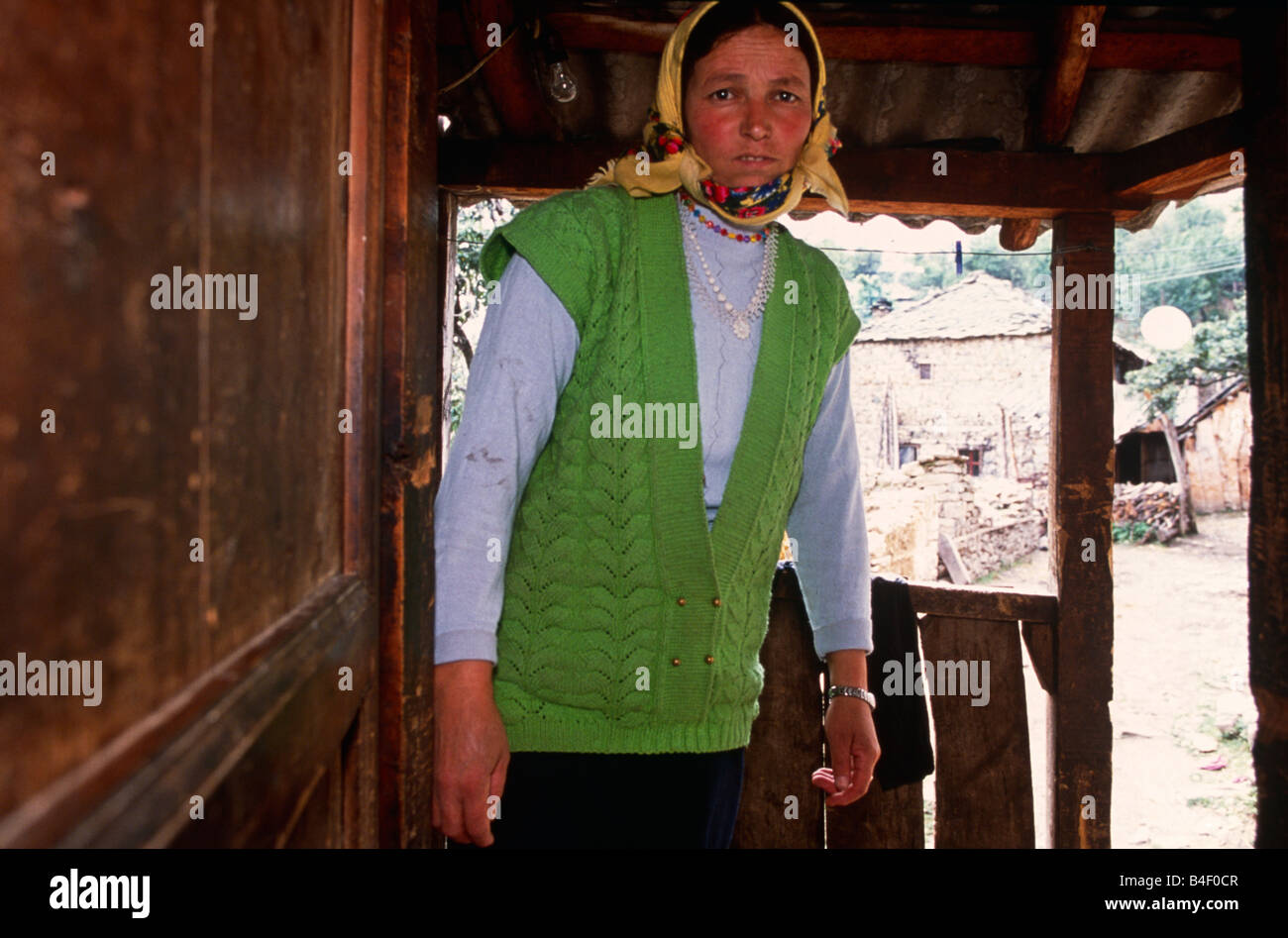 Frau in traditioneller Kleidung auf hölzernen Veranda von dem Dorf home, Porträt, Kukes, Albanien, Südosteuropa Stockfoto