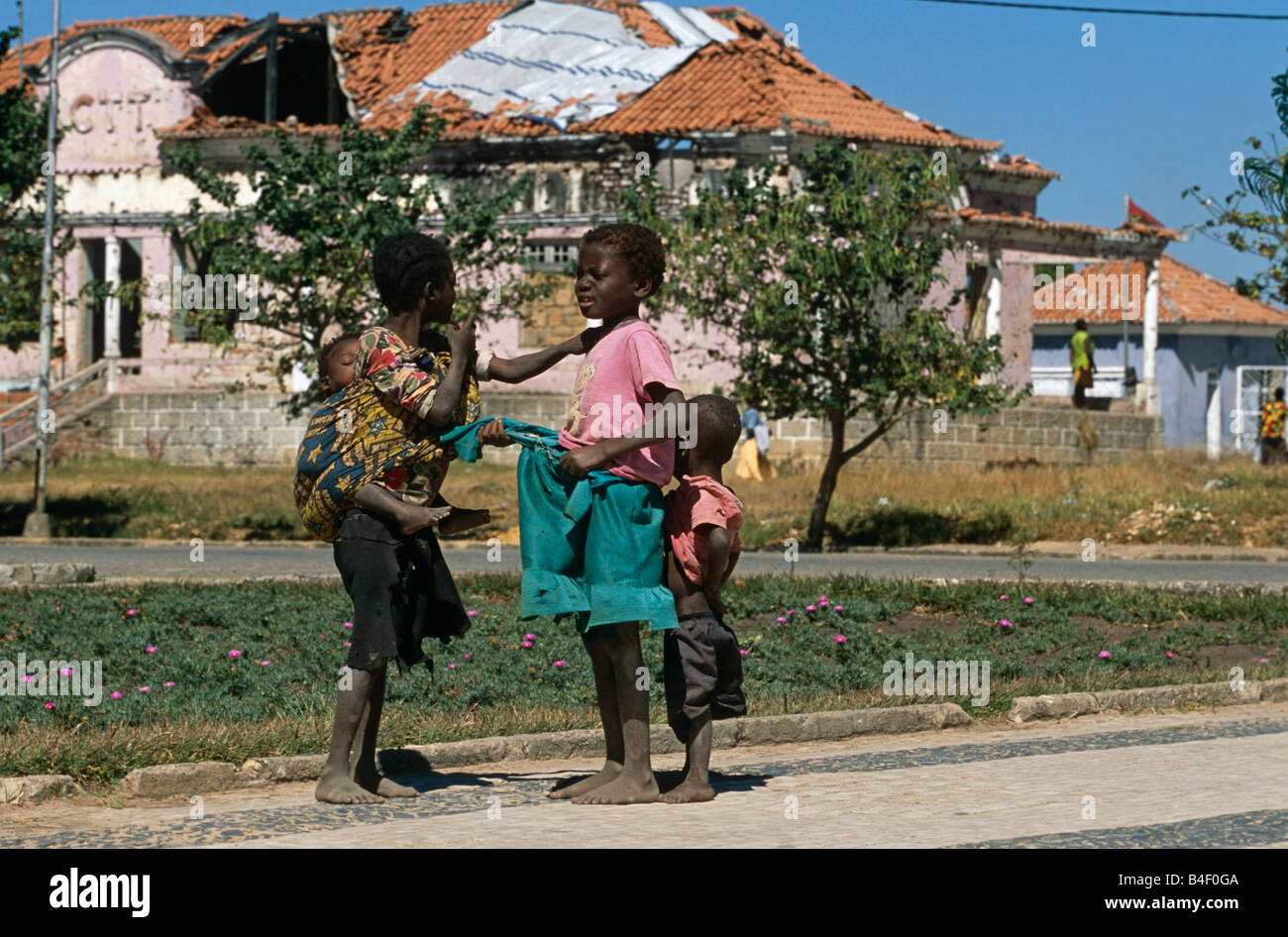 Children in angola poor Fotos und Bildmaterial in hoher Auflösung Alamy