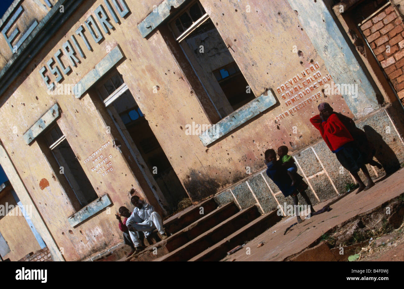 Obdachlose Kinder in Angola Krieg verwüsteten. Stockfoto