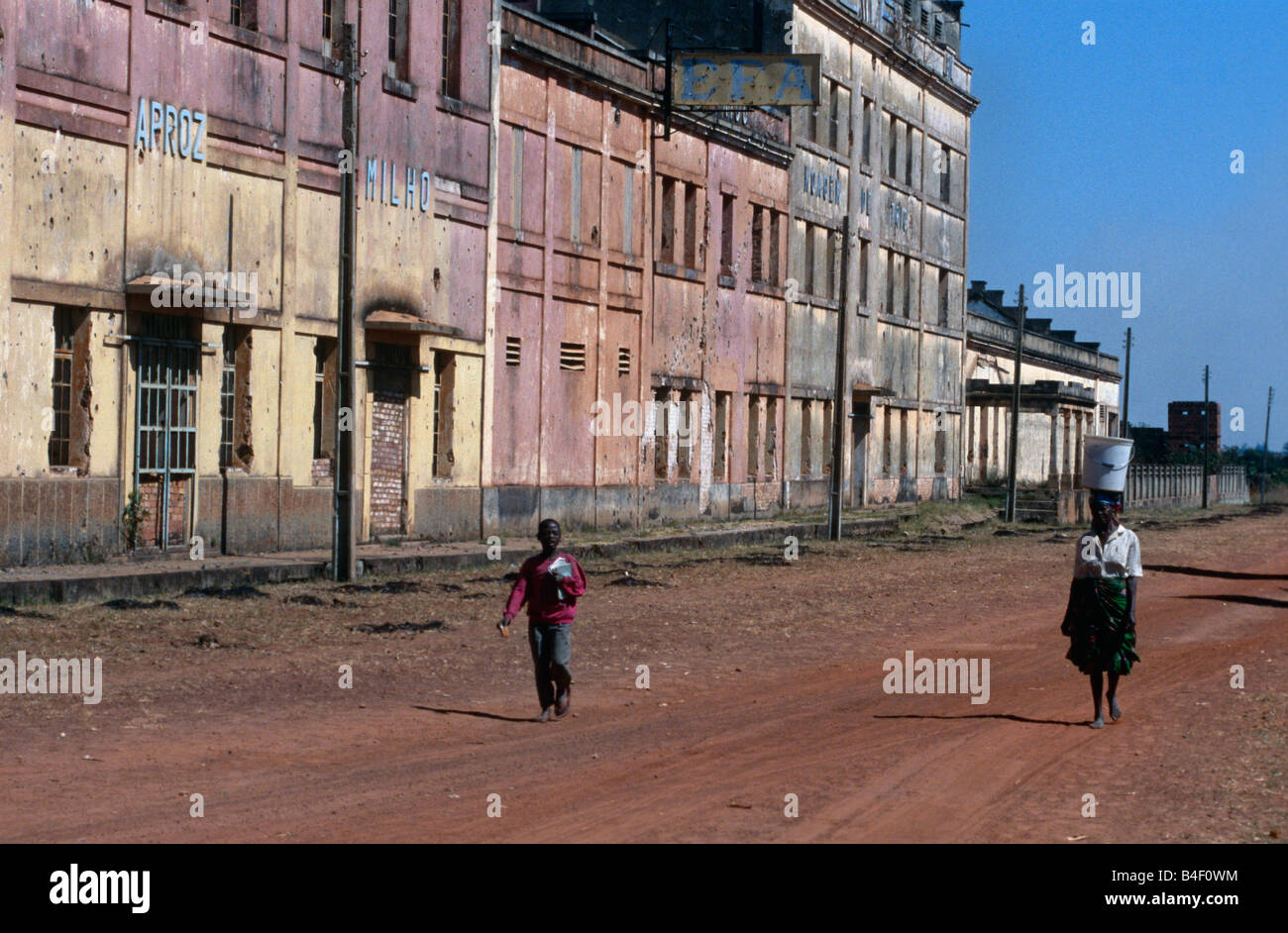 Bürgerkrieg nach street scene mit Junge und Frau auf Feldweg, Angola, Afrika Stockfoto