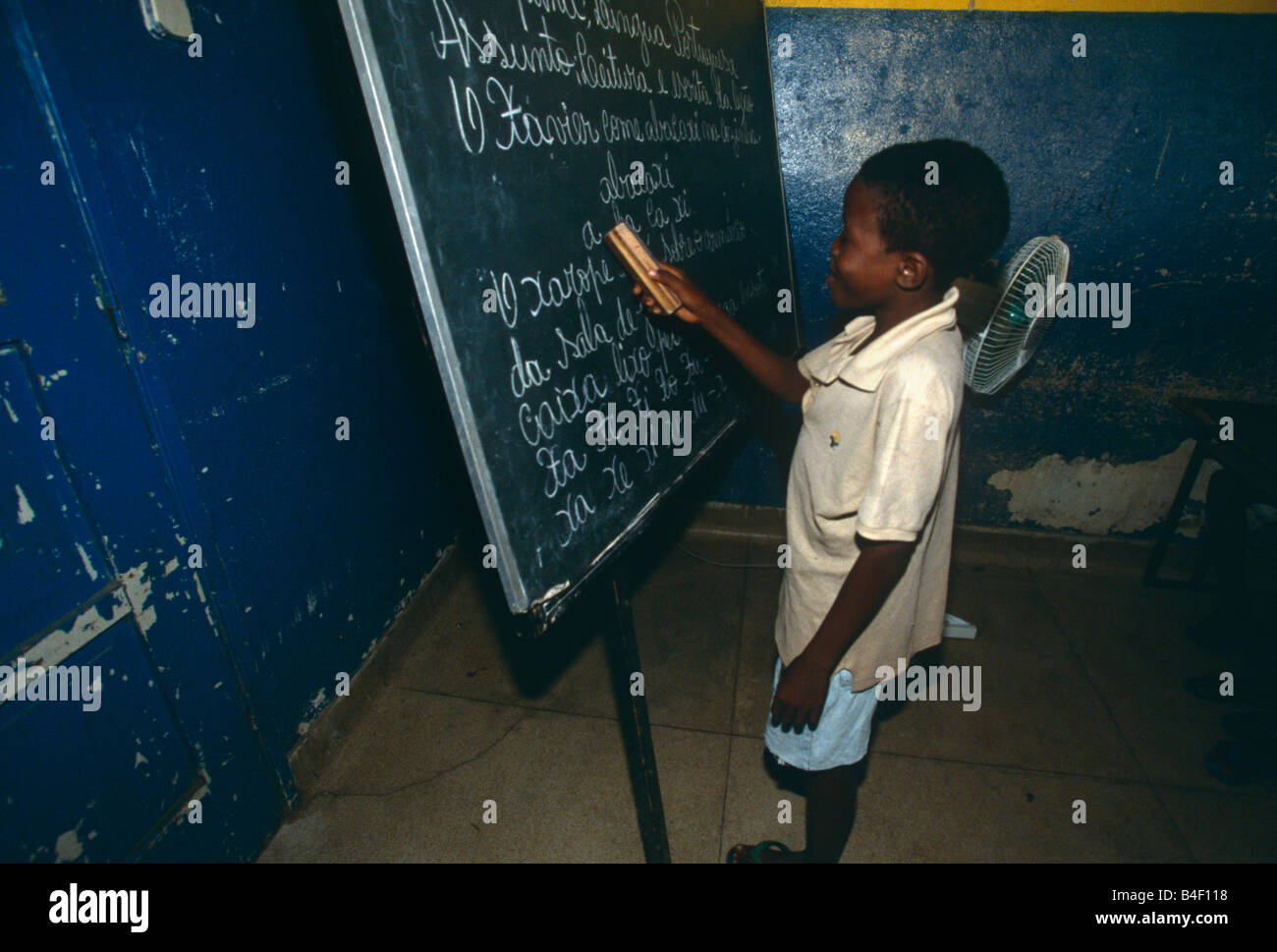 Student an der portugiesischen Sprache Klasse, Angola Stockfoto