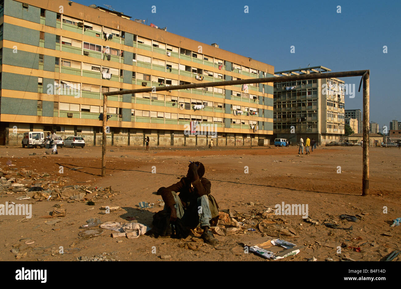 Obdachlosen Mann sitzt auf Müll in Feld, im Krieg - Angola ravaged Stockfoto