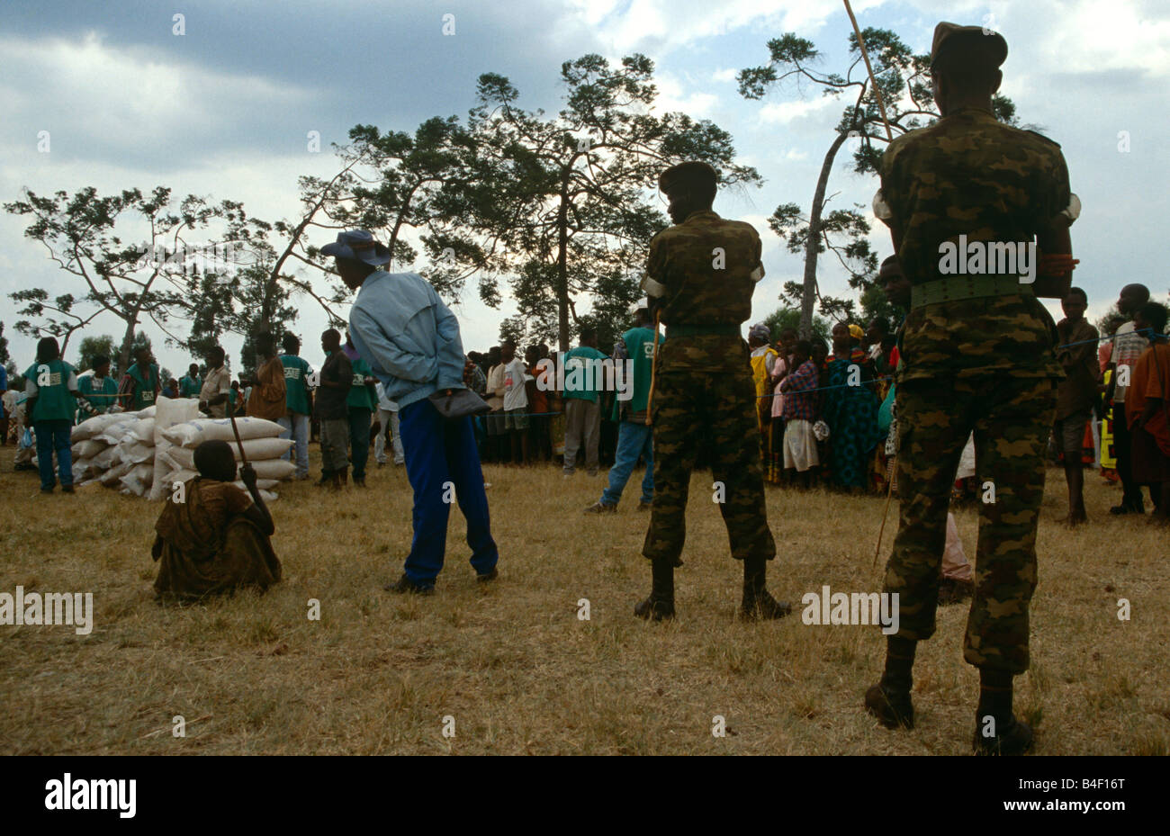 Militär auf eine Suche im Lebensmittelvertrieb in Burundi. Stockfoto