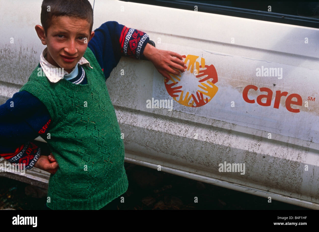 Junge neben CARE van, Kosovo, Albanien Stockfoto