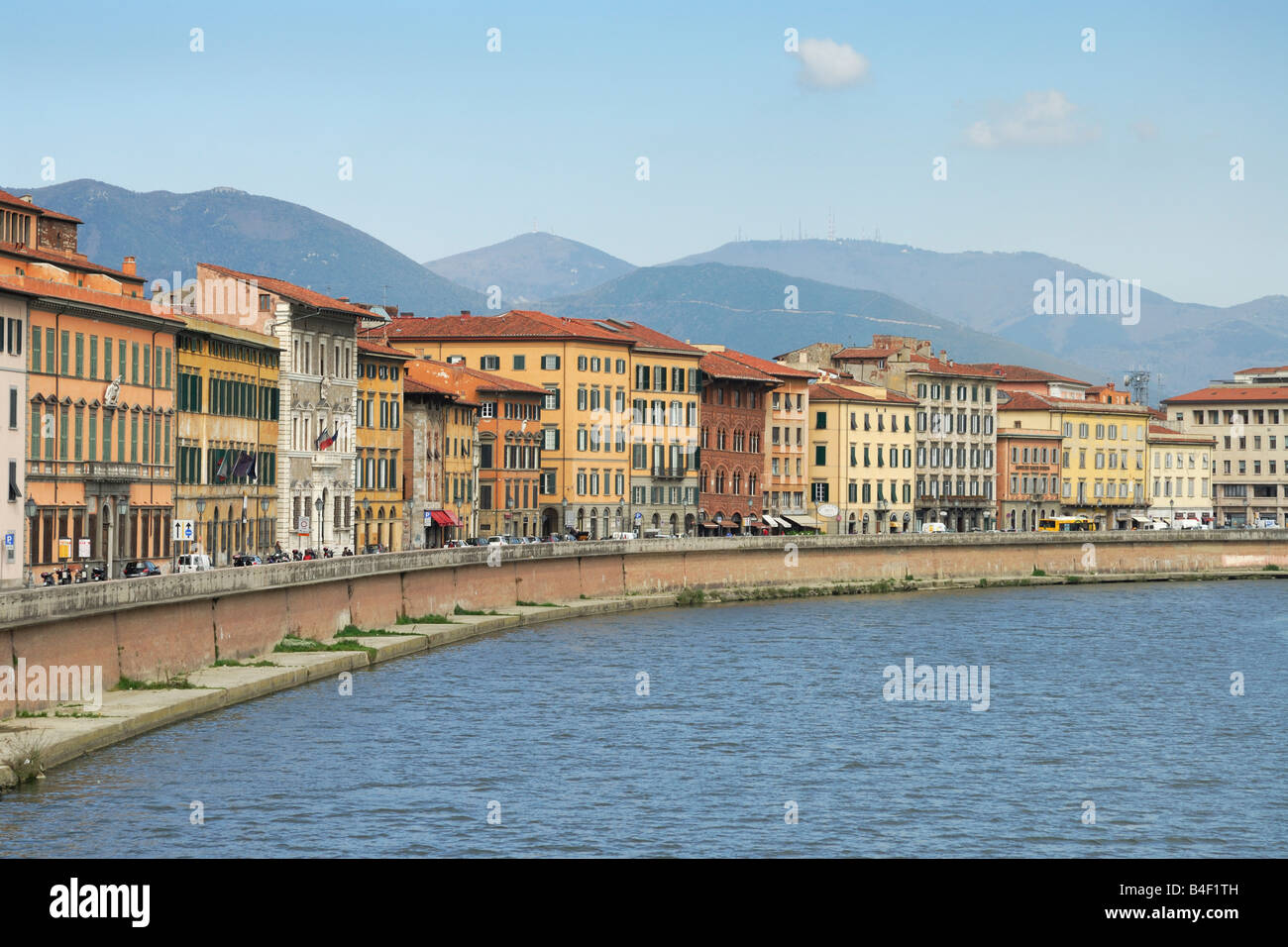 Pisa-Italien-Gebäude mit Blick auf den Fluss Arno Stockfoto