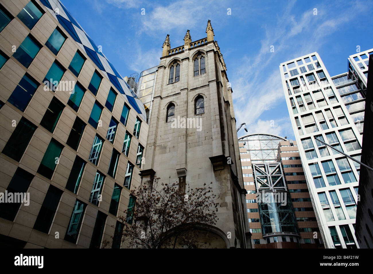 Der Turm einer ehemaligen Kirche Compeats mit modernen Büro-Wolkenkratzer in der City of London Stockfoto