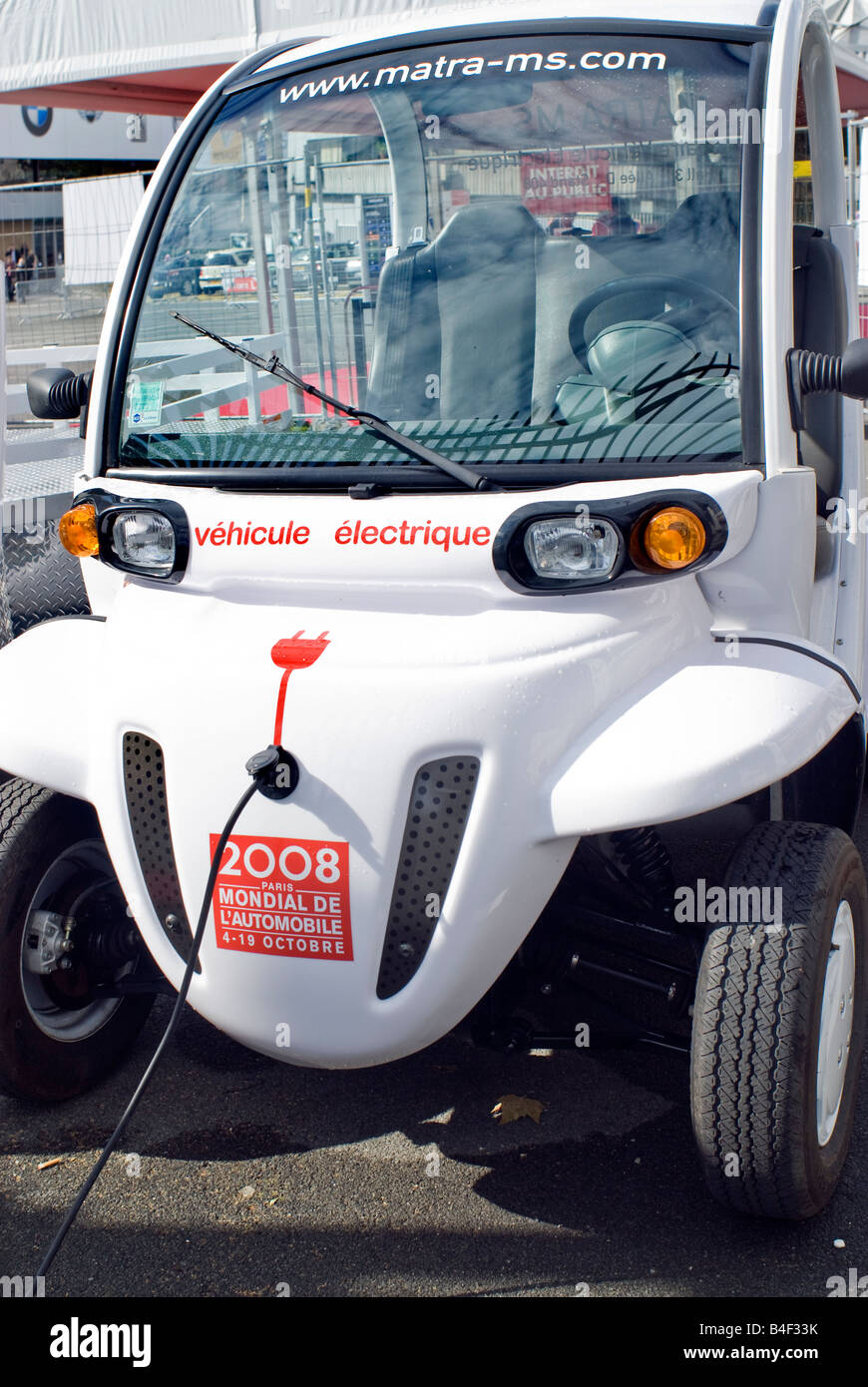 Paris, Frankreich, Matra, Elektroauto aufladen im Außenbereich Mikro Firmenwagen, eingesteckt, Ultra Light Vehicle Stockfoto