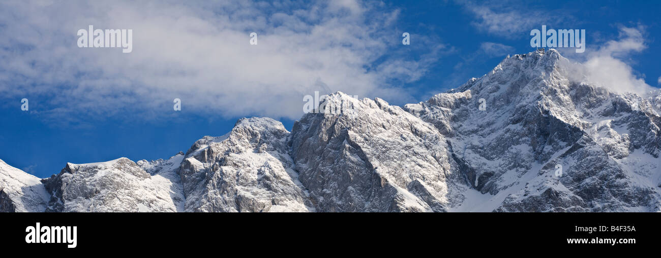 Panoramablick von Osten Südwand der Zugspitze, Deutschlands höchstem Berg mit Schnee, Deutschland Stockfoto