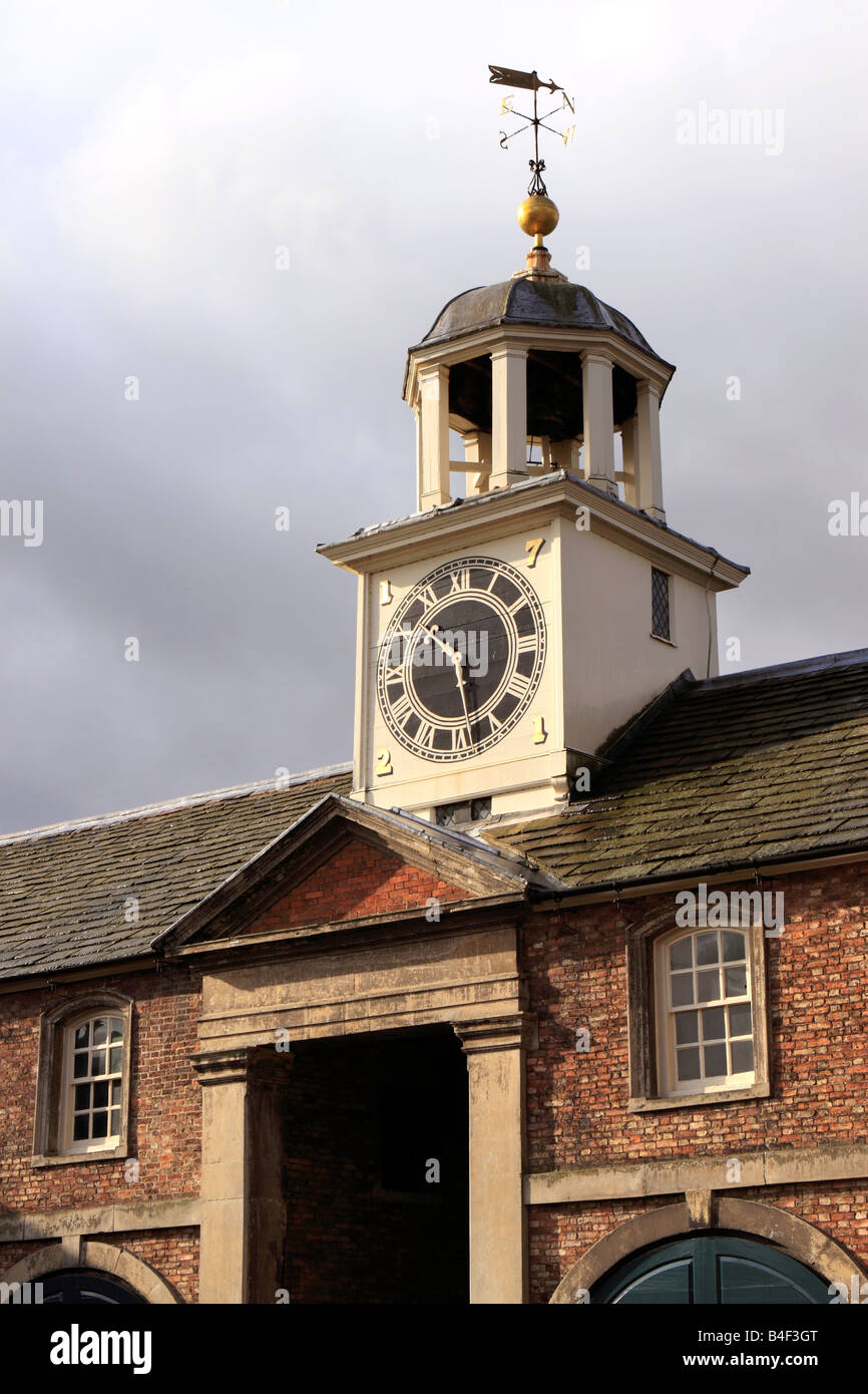 UK Cheshire Altrincham Dunham Massey Hall NT Stallungen mit Uhrturm des achtzehnten Jahrhunderts Stockfoto