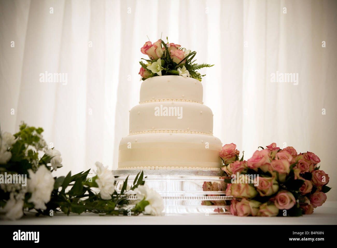 Hochzeitstorte mit Rosen Stockfoto