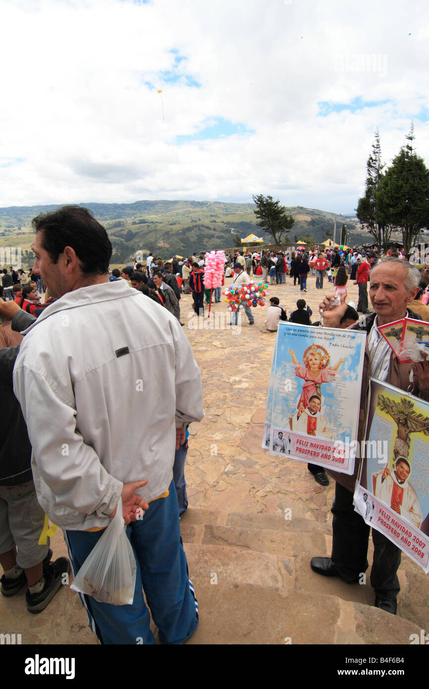 Anbieter von religiösen Gegenständen während einer religiösen celebratin. St. Lazarus, Tunja, Boyacá, Kolumbien, Südamerika Stockfoto