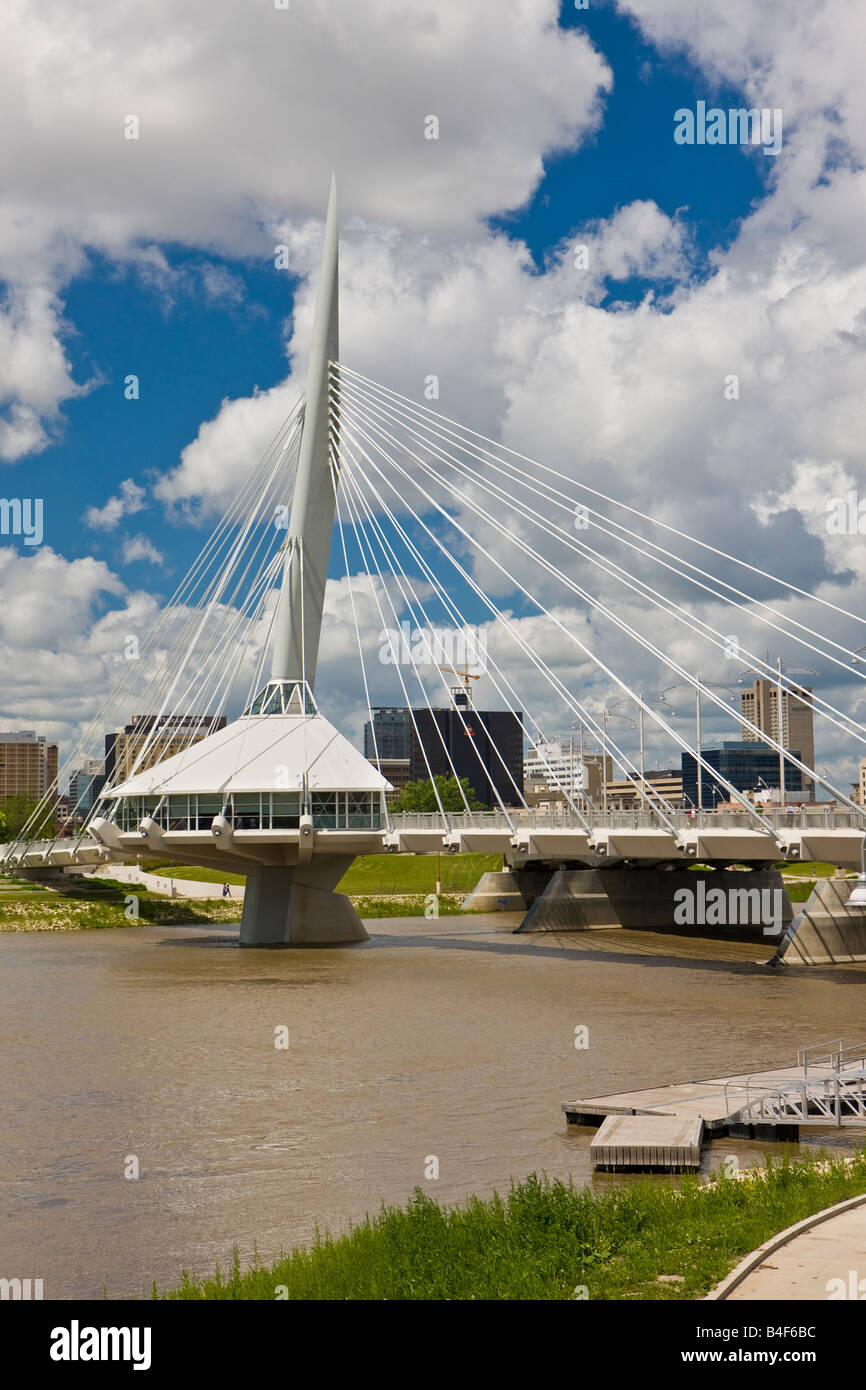 Esplanade Riel Brücke, eine Fußgängerbrücke über den Red River in der Stadt von Winnipeg, Manitoba, Kanada. Stockfoto