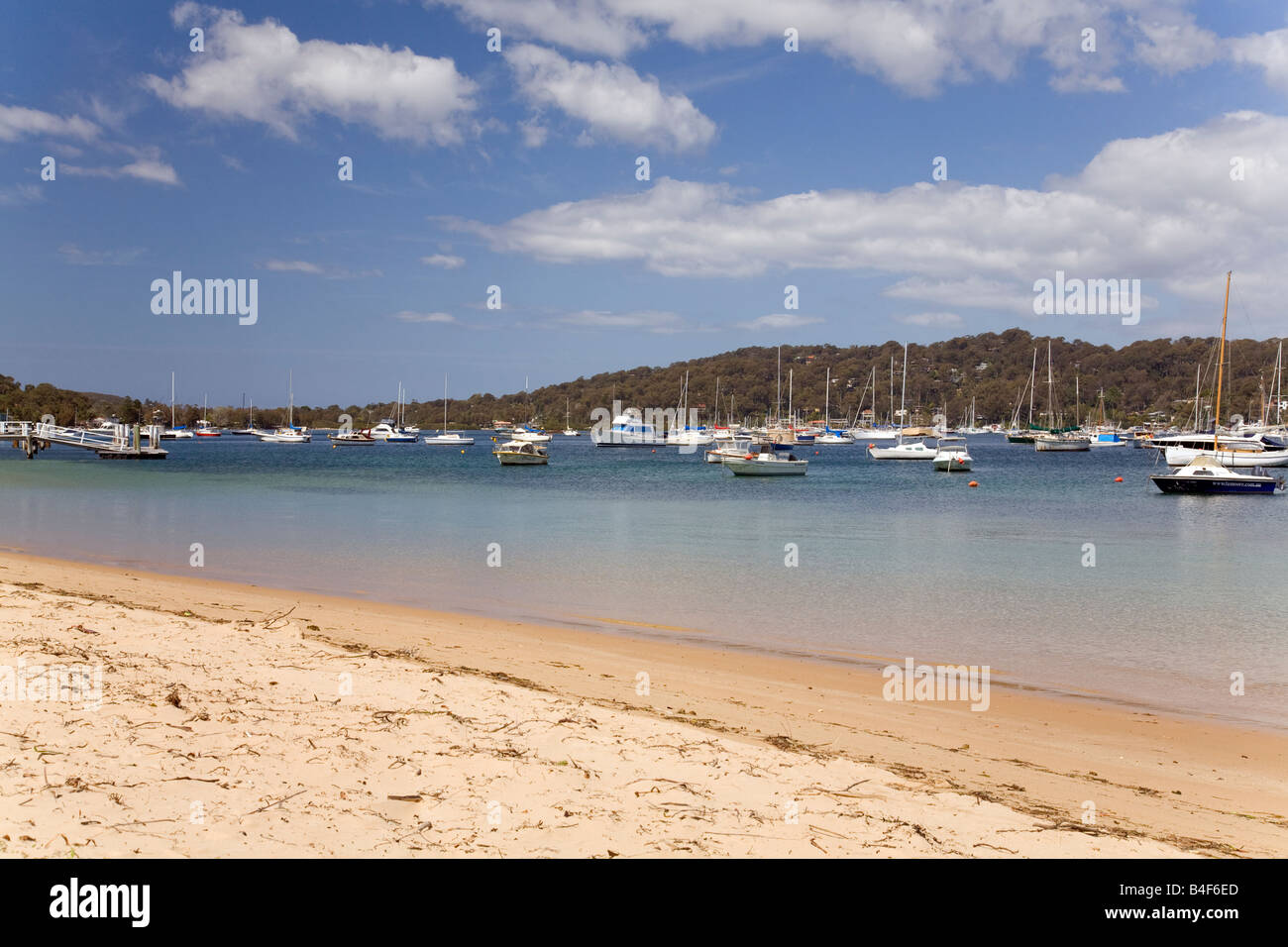 Pittwater Bay vor der Küste von Palm Beach Sydney mit Yachten und Booten in der Bucht, Ku-Ring-gai Chase Nationalpark in der Ferne, Australien Stockfoto