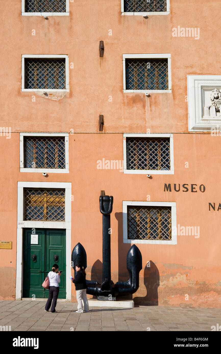Touristen posieren für Bilder außerhalb der Navale Museo Storico Venedig Italien Stockfoto