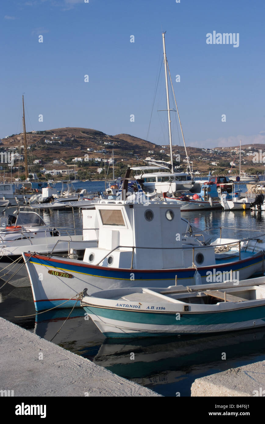 Angeln, Boote und Jachten vor Anker in Paros Stadt Hafen Insel Paros Kykladen Ägäis Griechenland Stockfoto