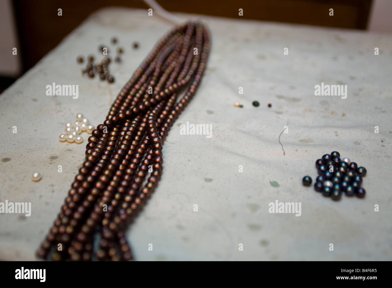 Stränge des braunen Perlen in einem Schmuck-Shop bereit, in Ketten gebildet werden Stockfoto
