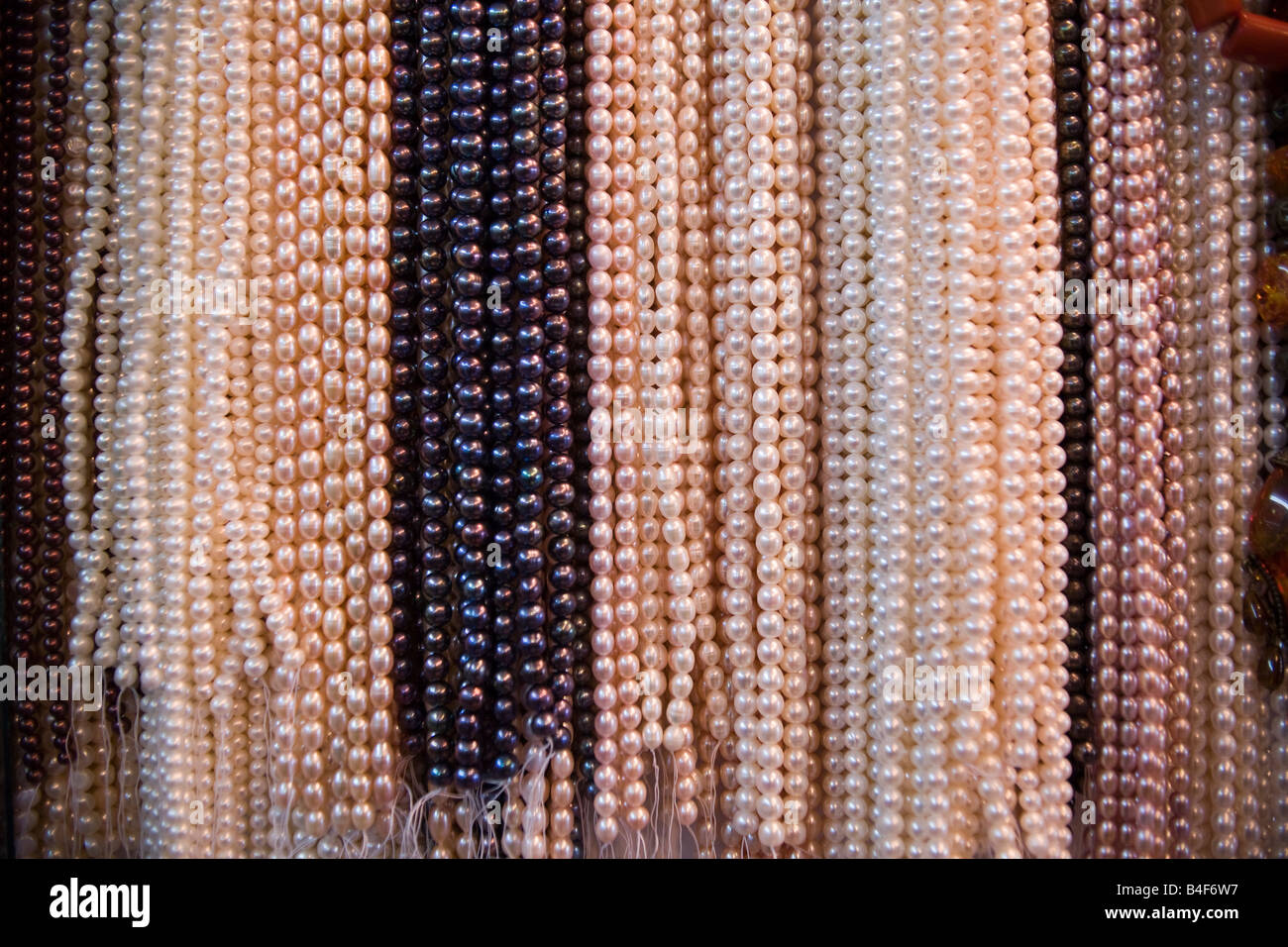 Stränge Perlen in ein Juweliergeschäft in Dhaka Stockfoto