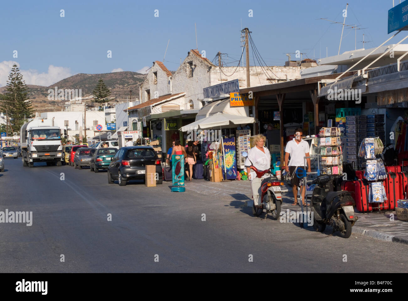 Geschenk Souvenirläden und alte weiß getünchten Lager in Paros Insel Paros Kykladen Inseln Ägäis Griechenland Stockfoto