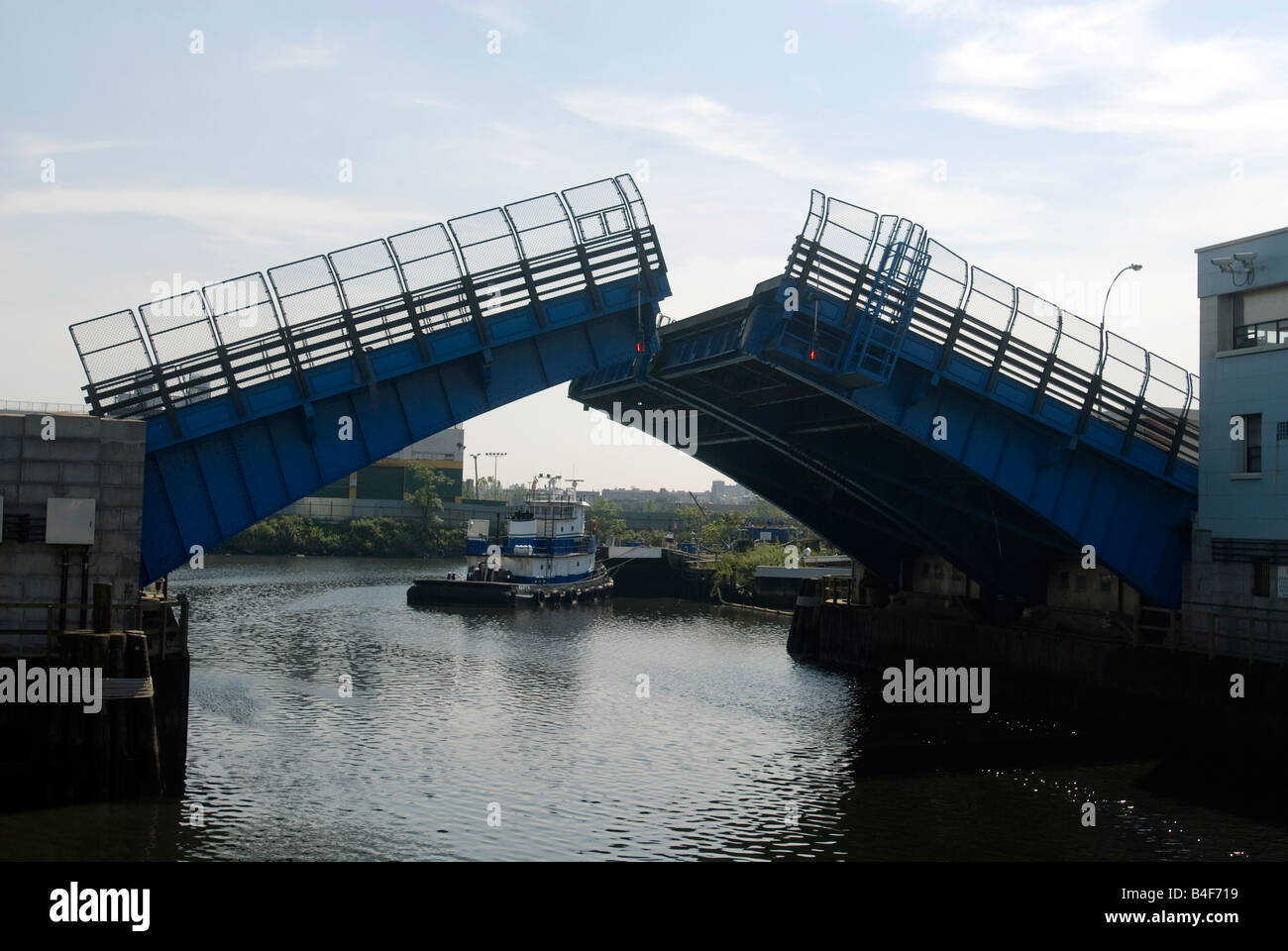 Die Zugbrücke Metropolitan Avenue entlang Newtown Creek in New York Stockfoto