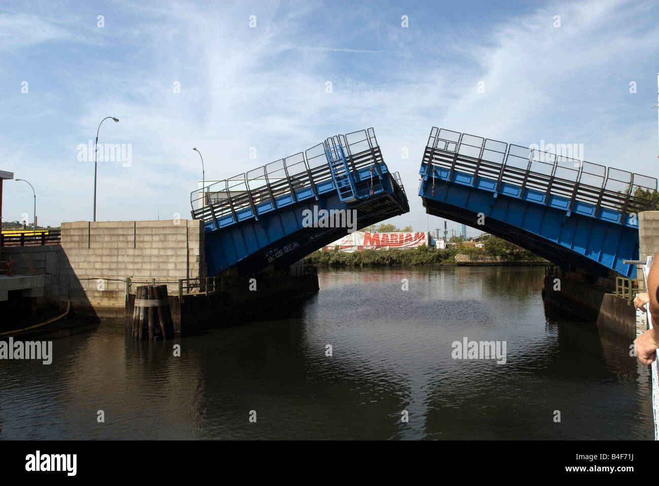 Die Zugbrücke Metropolitan Avenue entlang Newtown Creek in New York Stockfoto