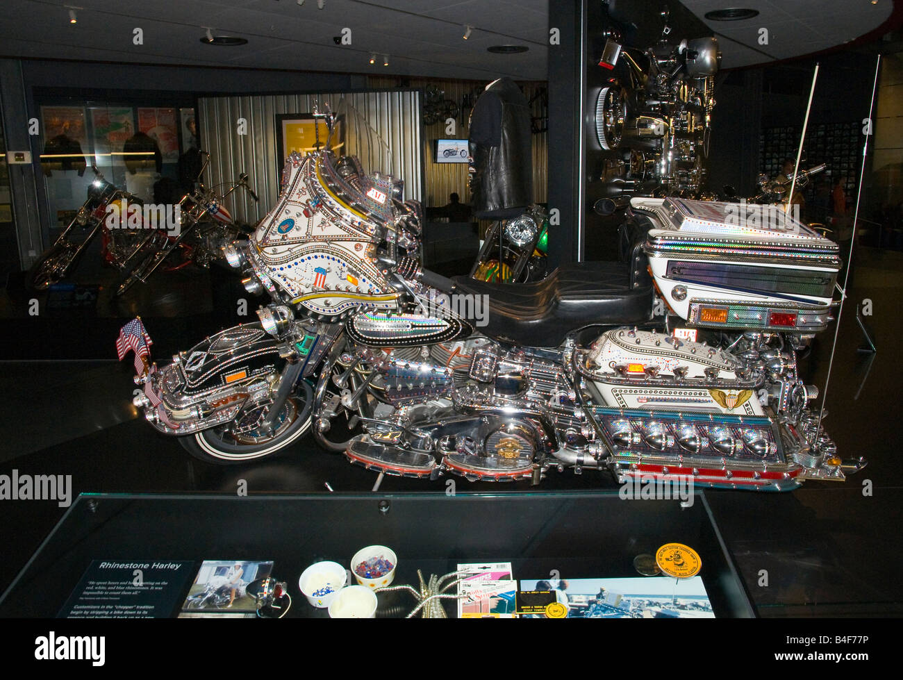 Die Strass-Harley-Davidson auf dem Display an das Unternehmen neue Museum in Milwaukee, Wisconsin, USA Stockfoto