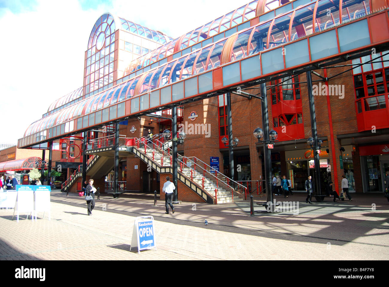 Redhill Bibliothek, Warwick Quadrant, London Road, Redhill, Surrey, England, Vereinigtes Königreich Stockfoto