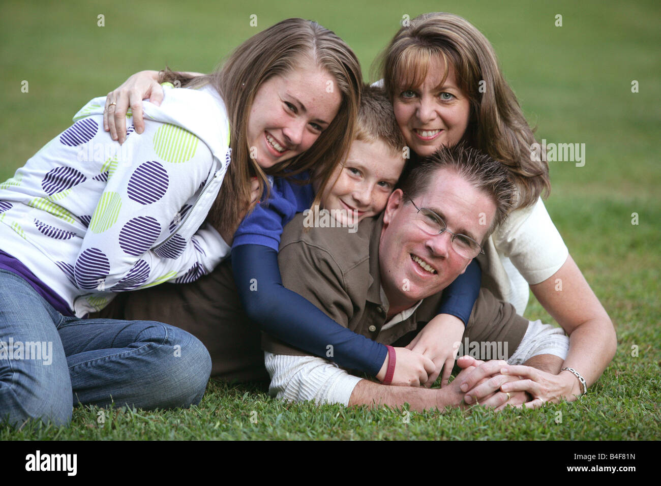 Glückliche Familie mit einem Sohn und einer Tochter Vater und Mutter zu Hause im hinteren Hof Stockfoto