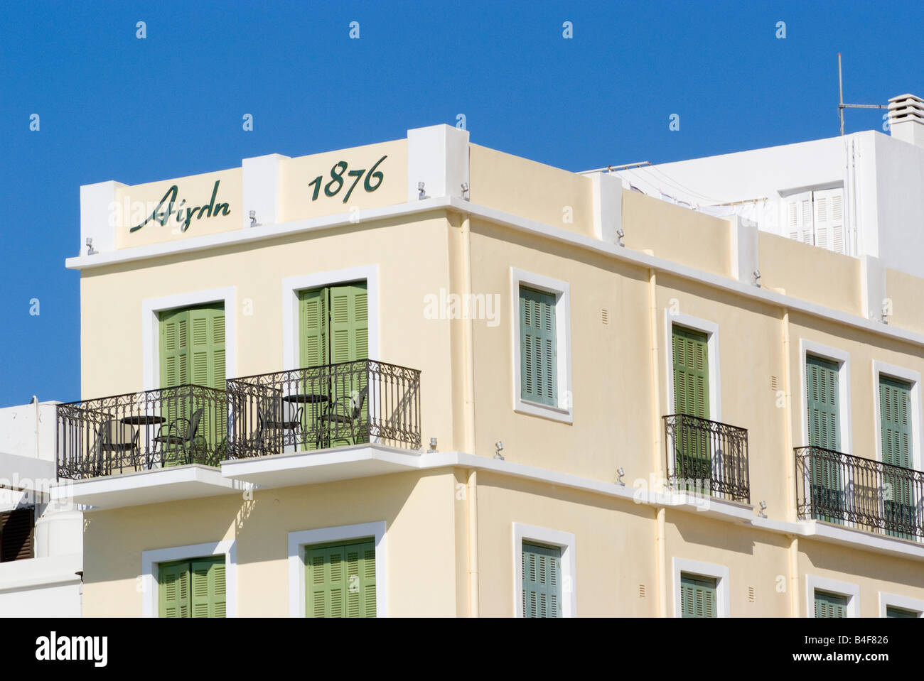 Hotel Appartement Zimmer in der Nähe von Waterfront mit grünen und blauen Fensterläden in Tinos Stadt Insel Tinos Kykladen Inseln Ägäis Griechenlands Stockfoto