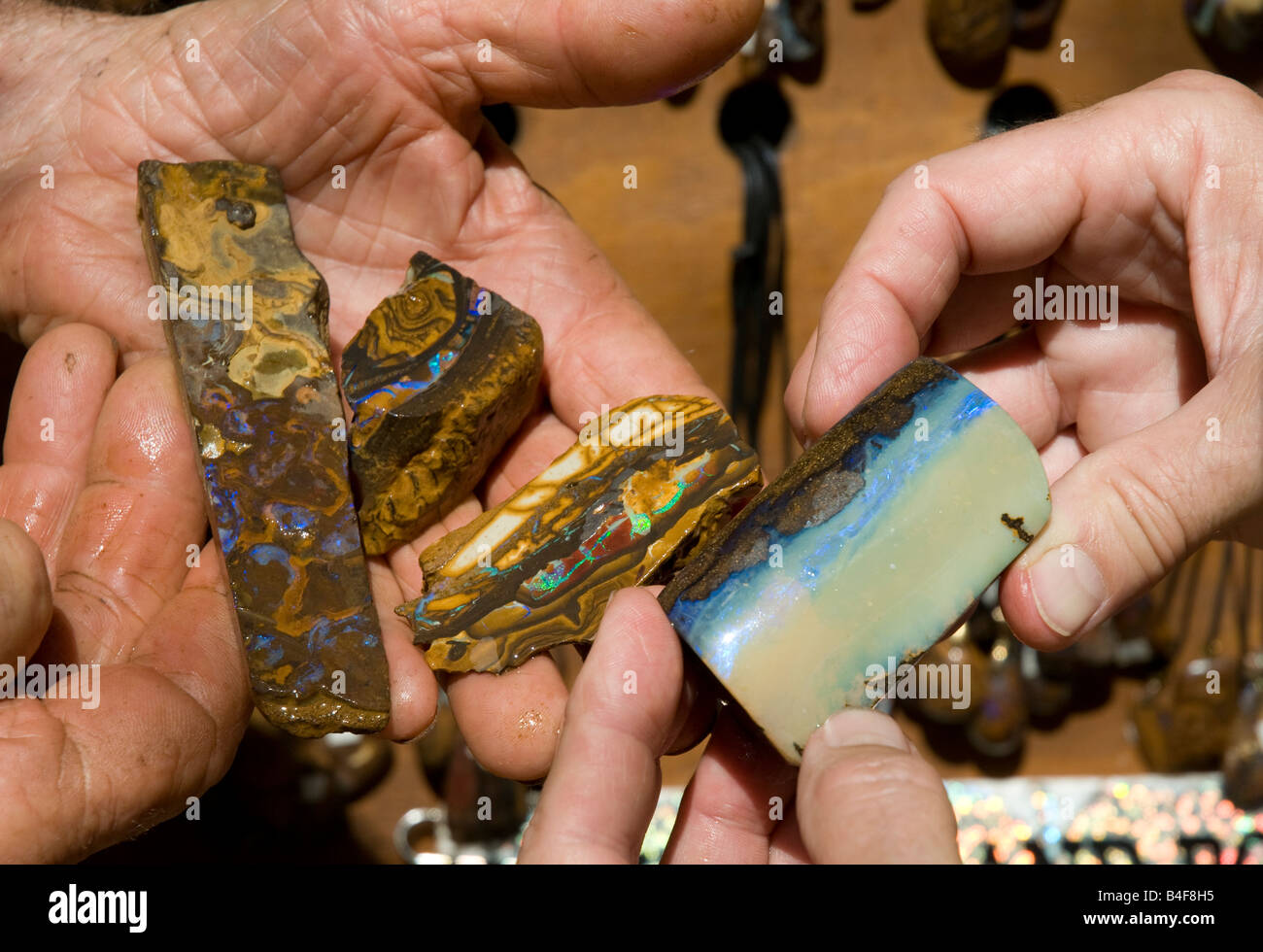 Stücke von Queensland grob geschnittenen Boulder opal Stockfoto