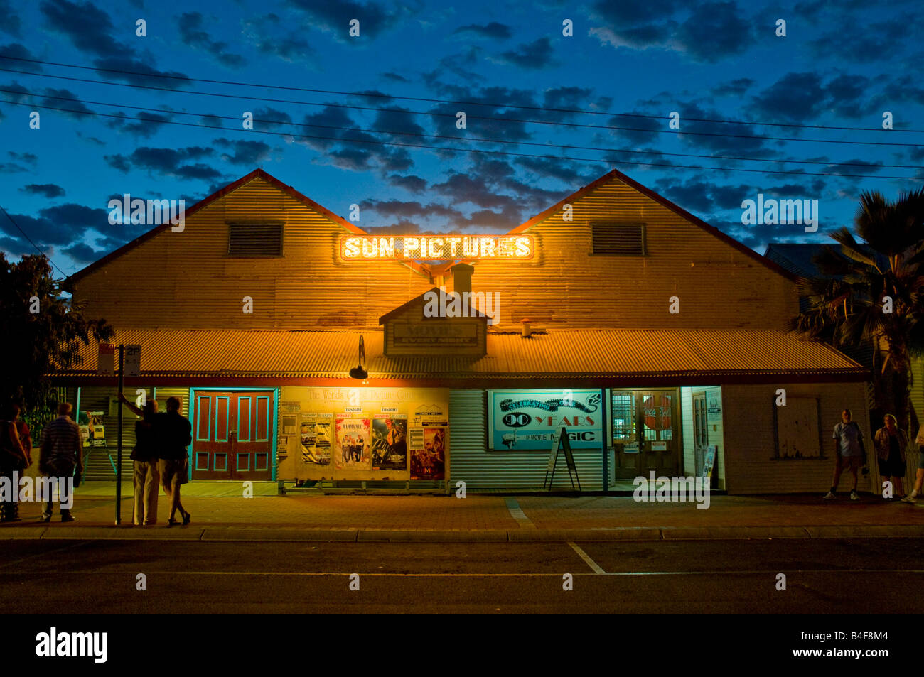 Sun stellt das Open-Air-Kino vor, das in Broome seit 1912 in Betrieb ist und wohl Australiens ältestes kontinuierlich arbeitendes Kino ist Stockfoto