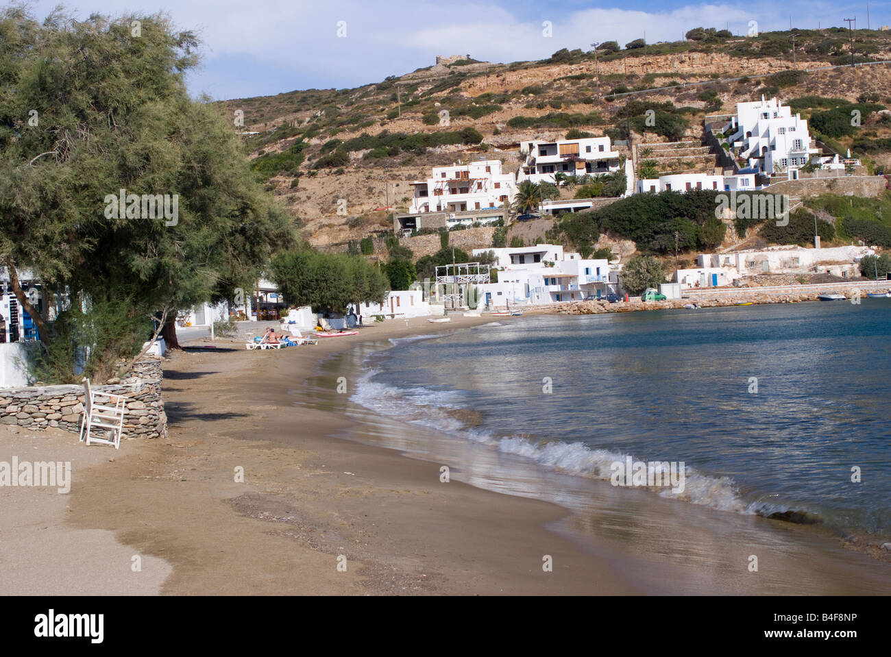 Der Strand und die Bucht bei Platis Gialos auf Insel Sifnos mit der Stadt Kykladen Ägäis Griechenland Stockfoto