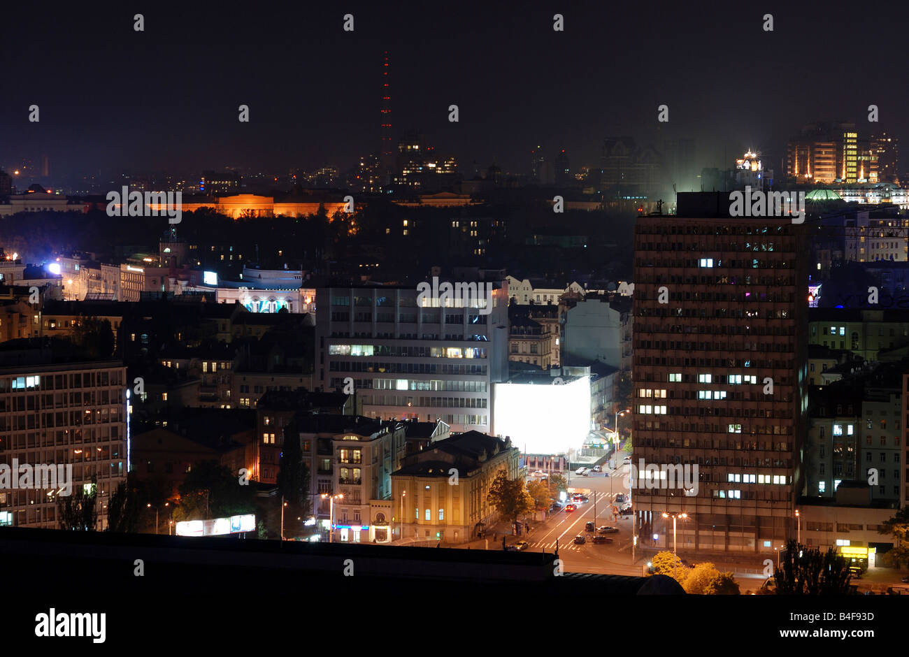 Nacht Stadtbild mit orange, blau, weiße Lichtpunkte in der Mitte des dunklen Gebäude, erhöhte Ansicht Stockfoto