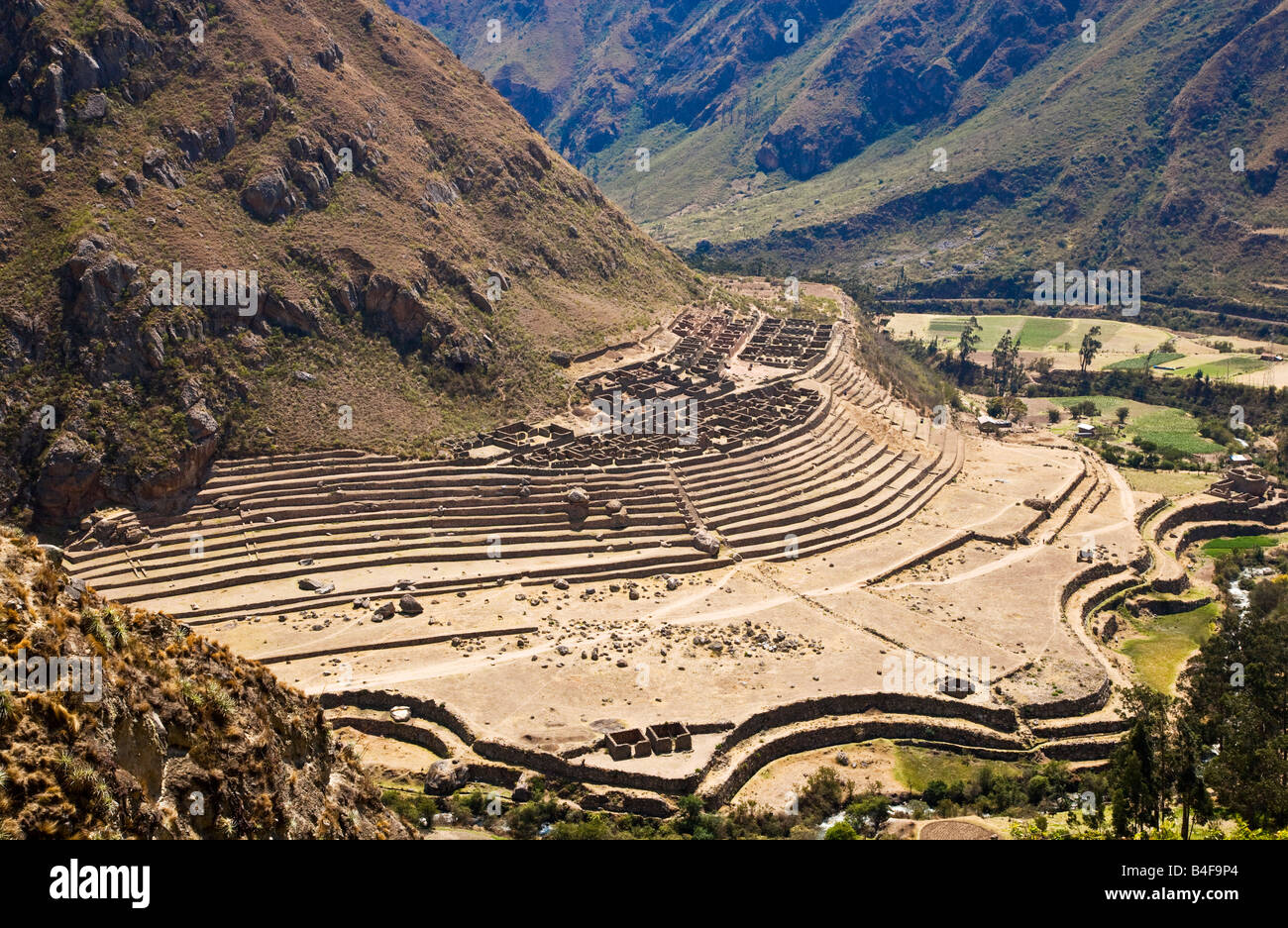 Blick auf die Inka-Ruine LLactapata oder Patallacta entnommen aus der Inka-Trail in den Anden Perus Stockfoto
