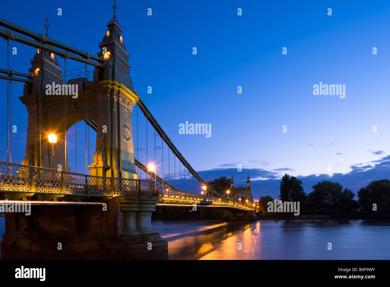 Hammersmith Bridge über die Themse bei Nacht Hammersmith London W6 Vereinigtes Königreich Stockfoto
