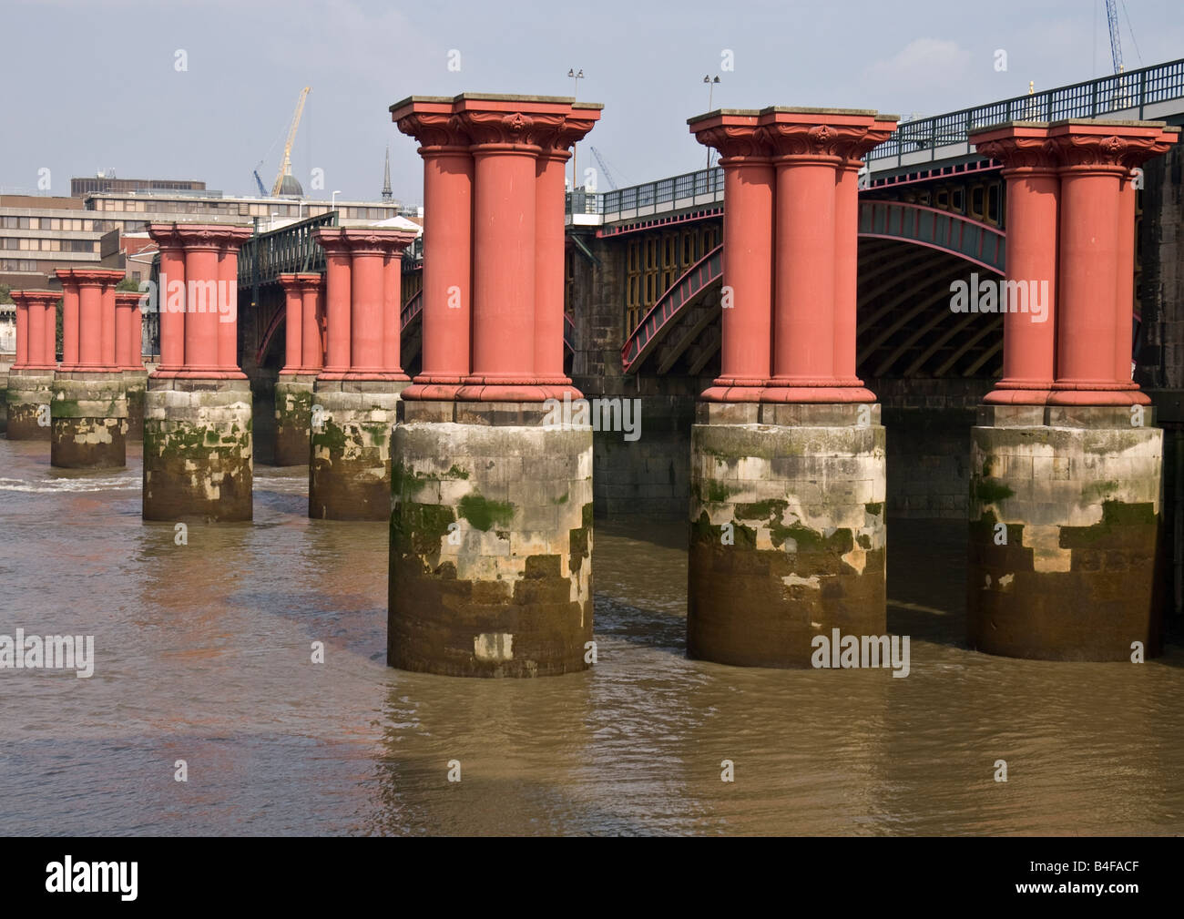 Grundlagen der kopflose Spalten in Themse der alten Eisenbahnbrücke Blackfriars und neue Eisenbahnbrücke mit dem Bau von Kränen. Stockfoto