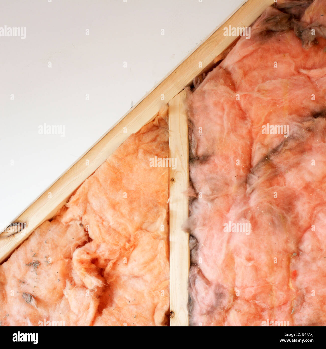 Isolierung aus Mineralwolle hinter Blatt Rock für die Nutzung von Energie Wärmedämmung von Gebäuden Häuser und Baustellen. Stockfoto