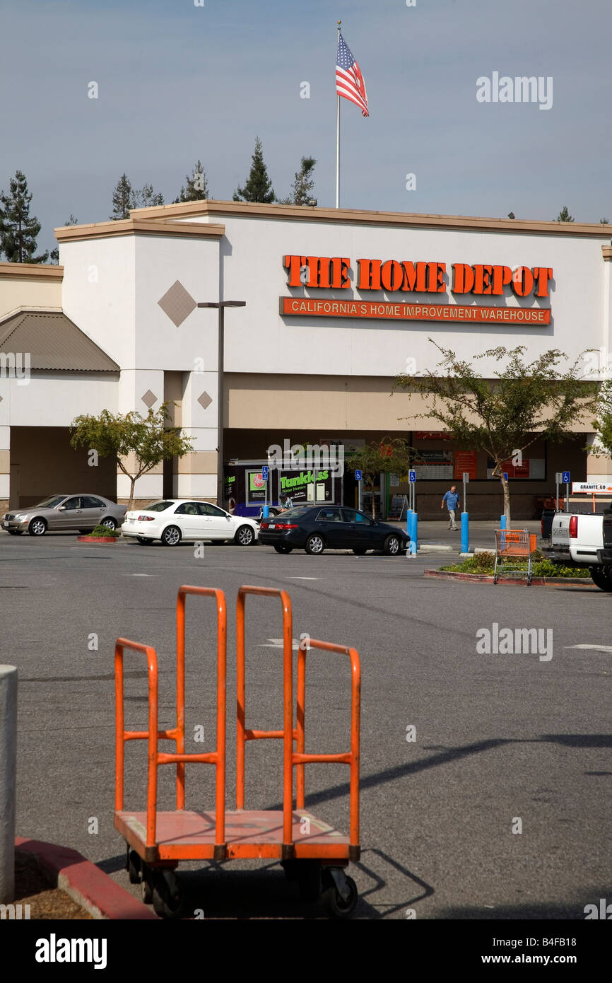 Warenkorb leeren Bauholz in Home Depot Parkplatz in San Jose Kalifornien USA Stockfoto