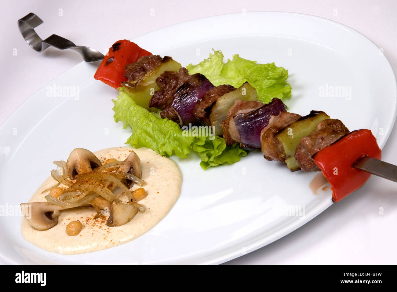 Appetitlich Restaurant Essen Gemüse und Pilzen auf einem weißen Teller. Studio gedreht Stockfoto