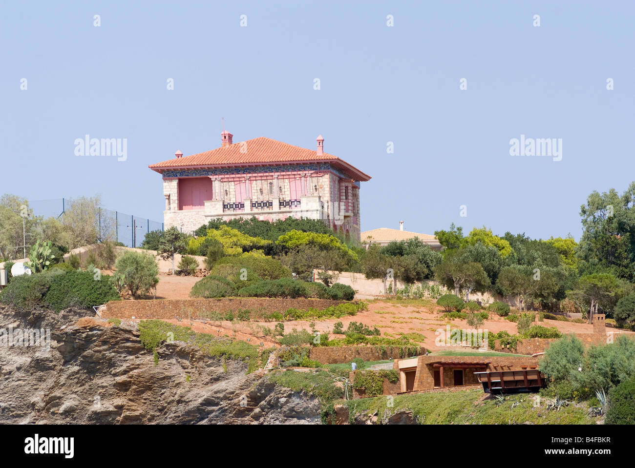 Wunderschöne griechische Villa mit gut gepflegten Anlage am Hang mit Blick auf den Saronischen Golf im Festland Griechenland Ägäis Griechenland Stockfoto