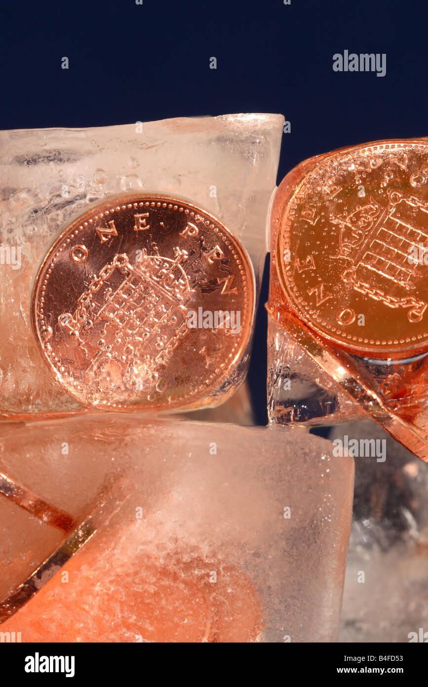 Eingefrorenen Vermögenswerte Münze Geld Bar in Eis Block finanzielle Einfrieren-Konzept Stockfoto