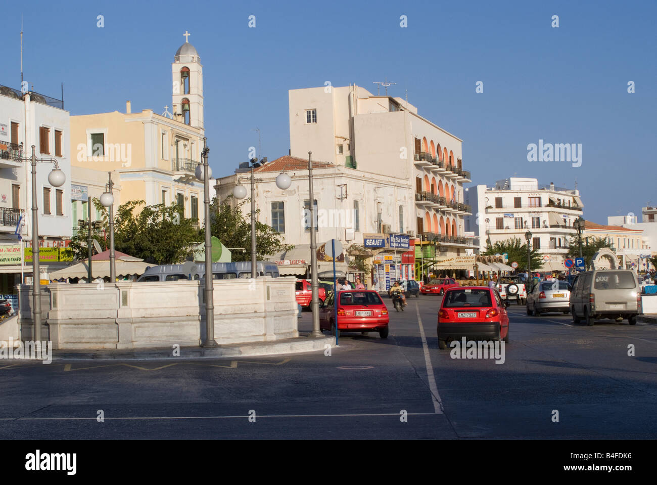 Das Hafengebiet und die Main Street in Tinos Stadt Insel Tinos Kykladen Ägäis Griechenland Stockfoto