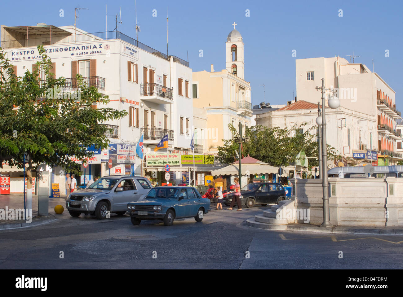 Das Hafengebiet und die Main Street in Tinos Stadt Insel Tinos Kykladen Ägäis Griechenland Stockfoto