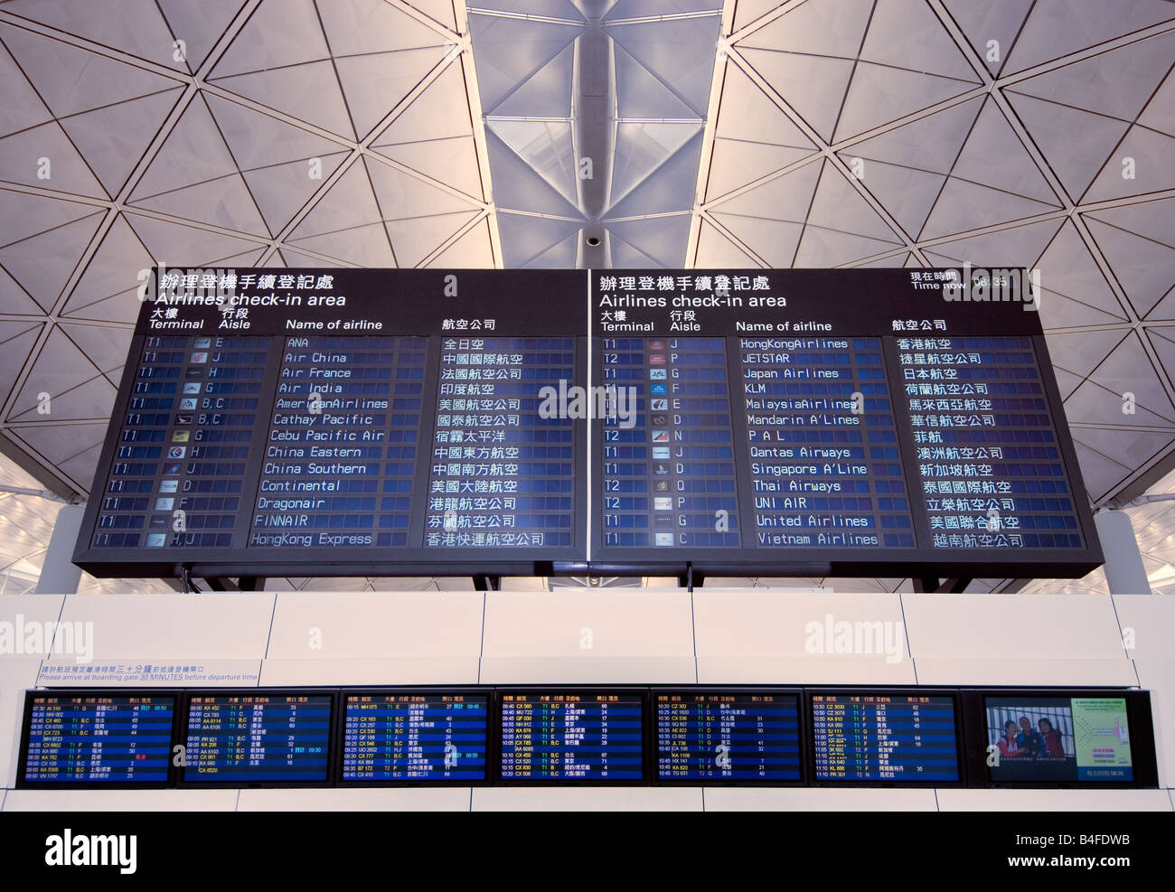 Flug-Ankündigung-Boards an Flughafen Chek Lap Kok in Hongkong. Stockfoto