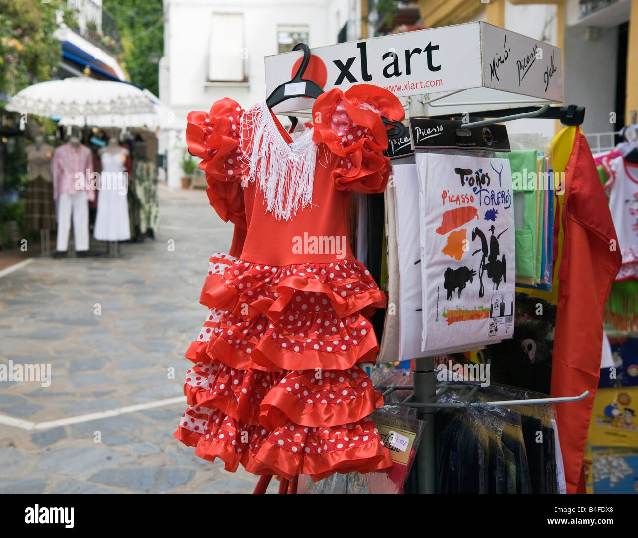 Marbella Malaga Provinz Costa del Sol Spanien rot Flamenco-Kleid auf Stand vor Geschäft in der Straße Stockfoto