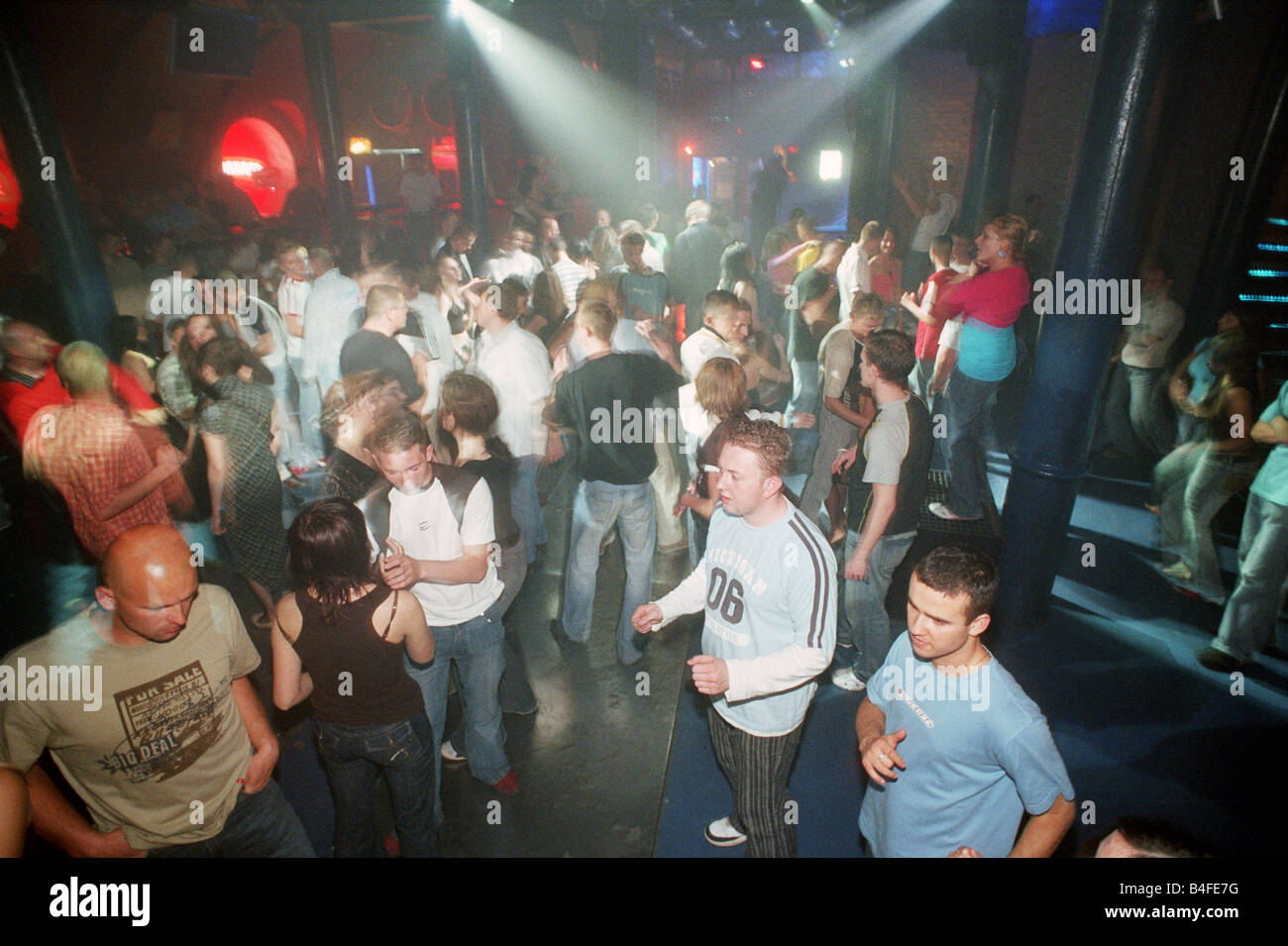 Überfüllten Tanzfläche im Club – Lodz Kaliska - in Lodz, Polen Stockfoto