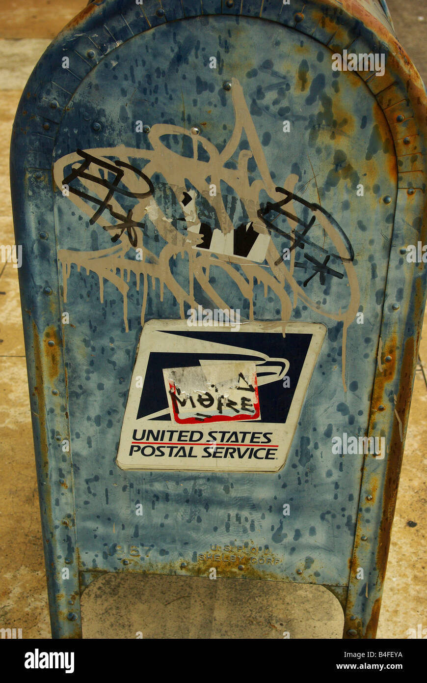 Graffiti deckt einen stillgelegten und rostigen United States Postal Service Postfach Stockfoto