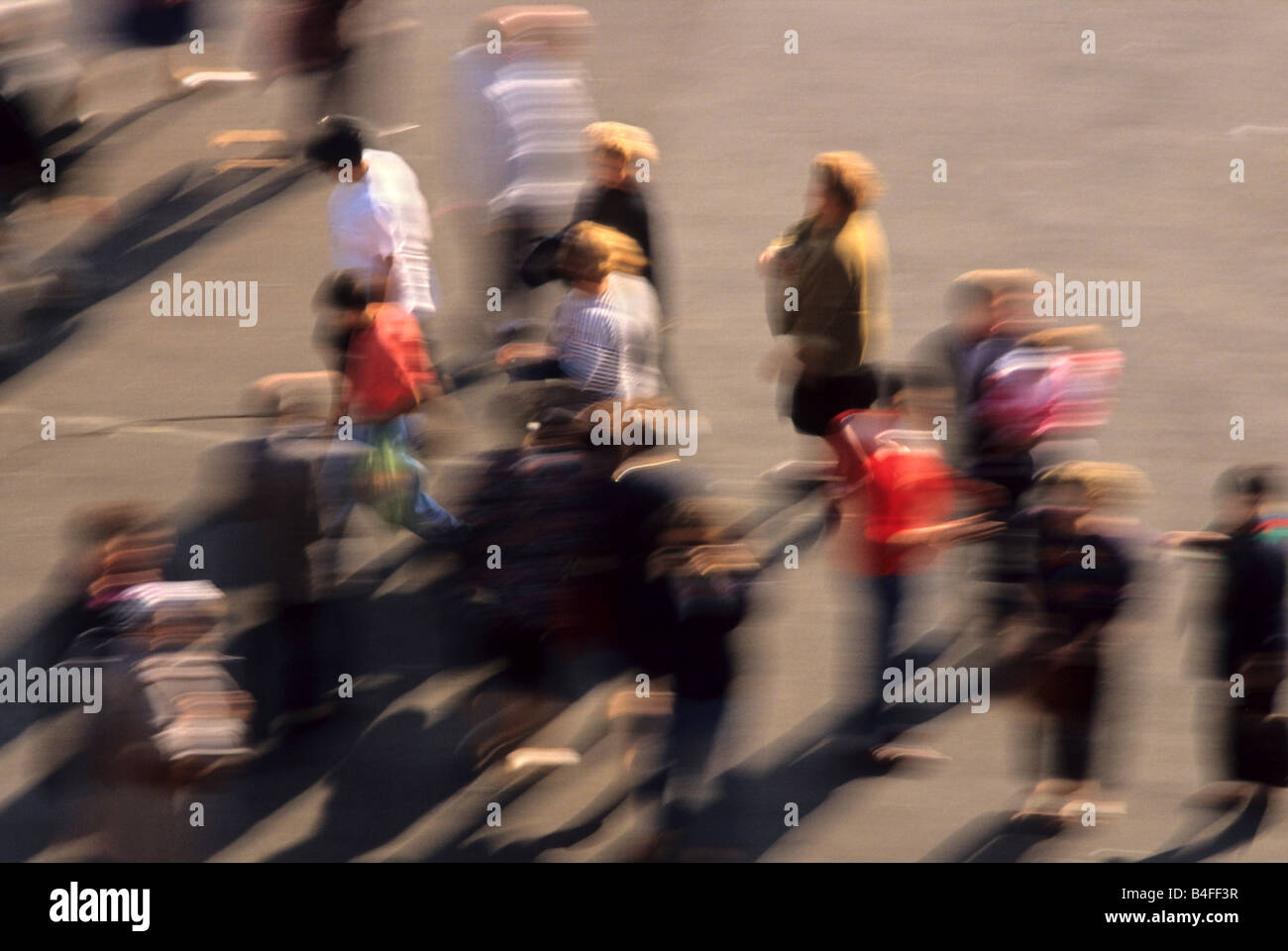 Unscharfes Bild einer Gruppe von Menschen auf der Straße Stockfoto